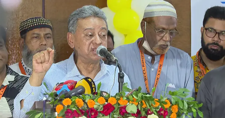 কথা বলছেন আমির খসরু